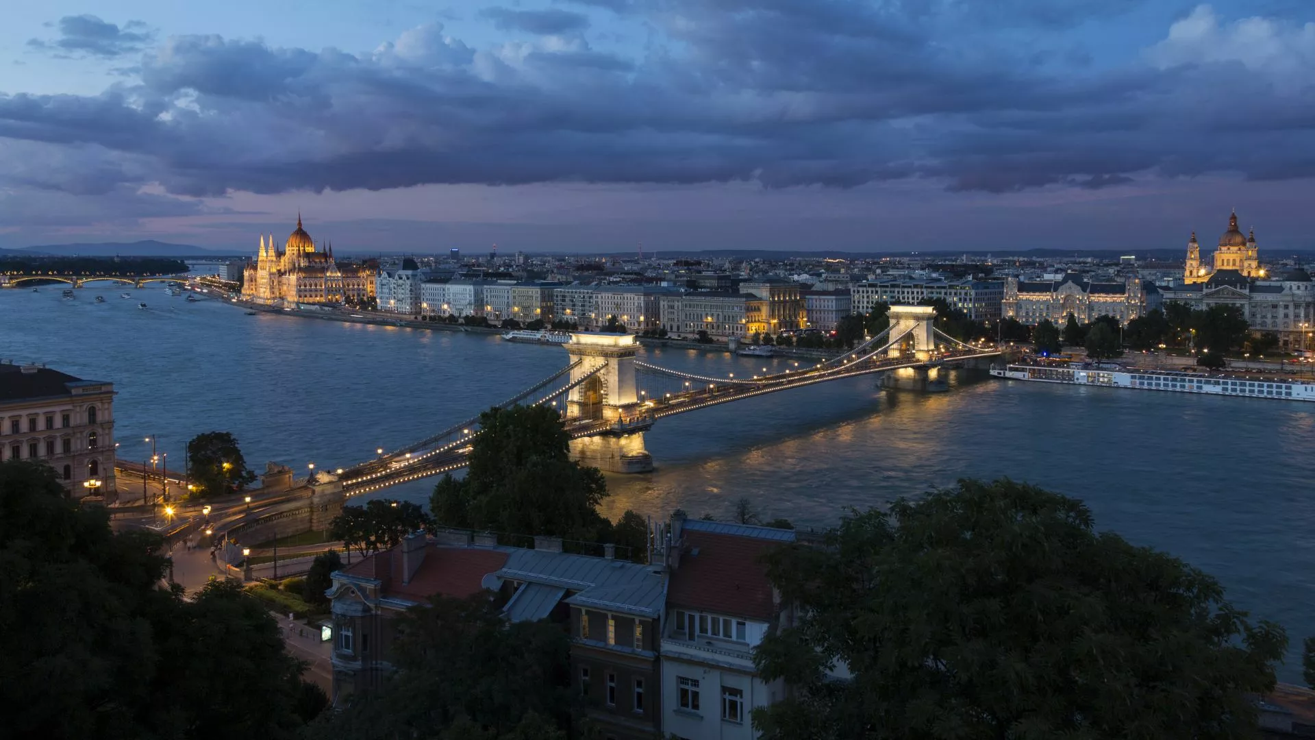 AxxonSoft VMS zajišťuje bezpečnost největší kancelářské budovy v Maďarsku